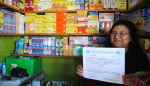 Adela Rivera ha obtenido la licencia para vender medicina en el Mercado Central de San Salvador. /JAIR MARTÍNEZ