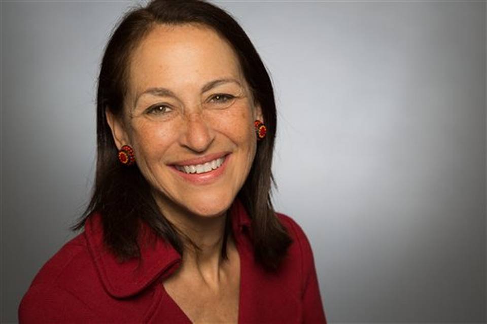 ARCHIVO - Foto de archivo de la comisionada de la FDA, doctora Margaret Hamburg, antes de una entrevista con la AP en Washington, 30 de mayo de 2014. Activistas contra las adicciones han pedido la renuncia de la jefa de la Administración de Alimentos y Medicinas (FDA por sus siglas en inglés), señalando que las políticas del organismo han ayudado a provocar una epidemia nacional de abuso de analgésicos de venta bajo receta. En una carta difundida el miércoles 24 de septiembre de 2014, una decena de grupos piden el reemplazo de Hamburg, quien ocupa el puesto desde 2009.J. David Ake, File/AP Foto