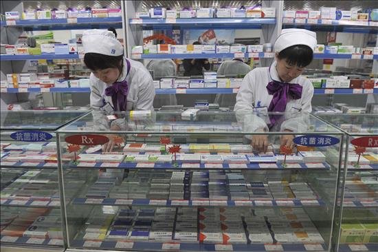 Dos empleadas de una farmacia cambia el precio de varios medicamentos en Shenyang, provincia de Liaoning (China). EFE/archivo