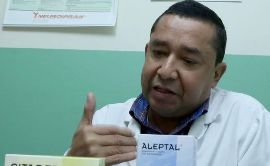El psiquiatra Bismark Espinoza muestra algunos de los medicamentos para tratar las enfermedades mentales.