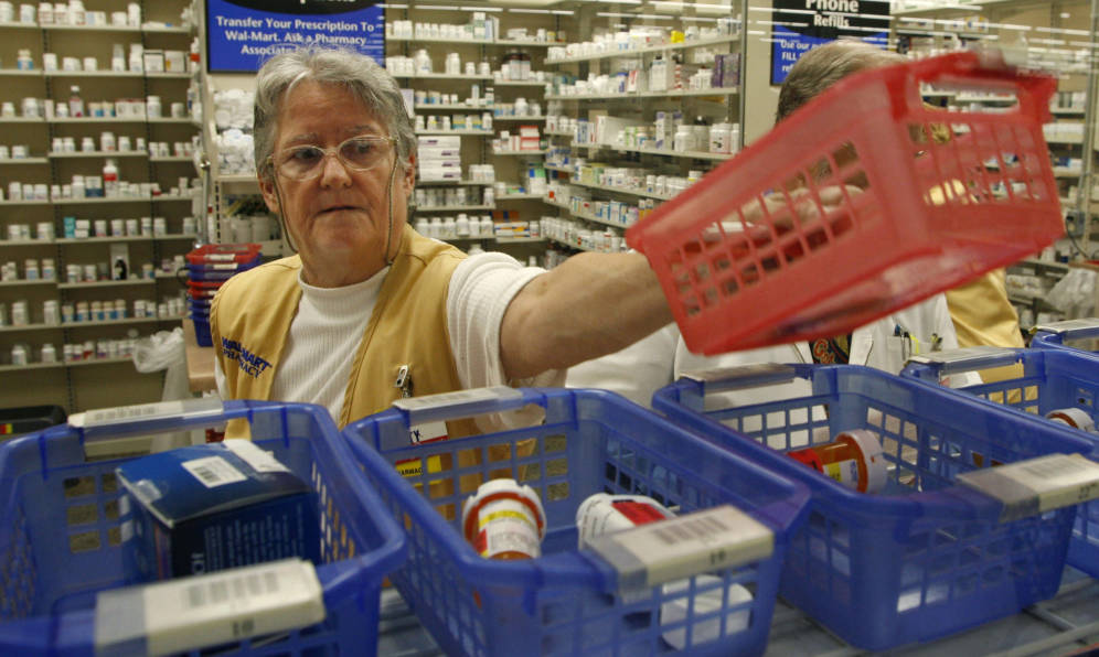Foto: Una farmacéutica organiza unos medicamentos en un establecimiento en Leesburg, Florida, en 2006. (Reuters)