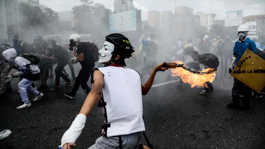 Manifetsante opositores en una protesta en Caracas, 31 de mayo de 2017.